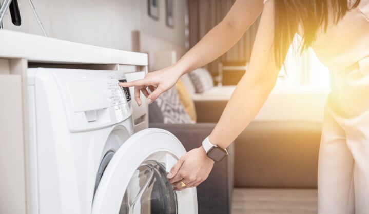 washer-household-chores-housekeeping-hygiene-housework-laundry-work-house-maid-wife-program-morning_t20_WgW94L